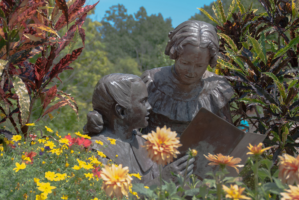 INN_Innis sisters statue_1200px_Aug_Brenda Layman